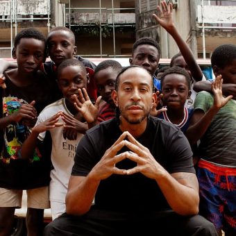 Ludacris retorna ao Gabão com a família e afirma: “Esta terra é parte de quem somos”