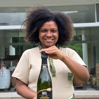 Miriam Santiago, a primeira proprietária negra de vinícola no Brasil, traz experiência que mistura samba e pisa de vinho: “É memória ancestral”