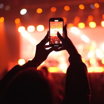 Um em cada quatro brasileiros já se endividou para ir a shows, aponta pesquisa