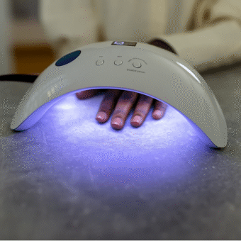 Anvisa proíbe duas substâncias usadas em esmaltes e unhas de gel, entenda o por que;