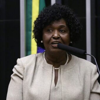 Benedita da Silva se emociona ao falar sobre operação no Rio: “Meu coração está doendo com a situação da população”