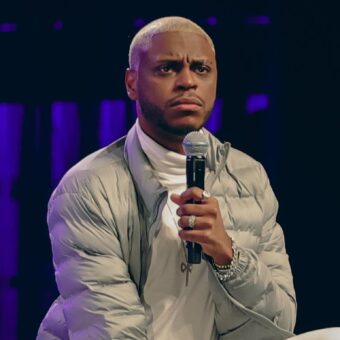 Yuri Marçal retorna aos palcos com o espetáculo ‘Virou Passeio’ e inaugura uma nova fase