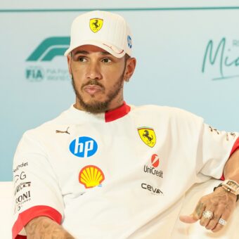 Hamilton supera Simone Biles e Stephen Curry e é eleito o atleta mais comercial do mundo em 2025