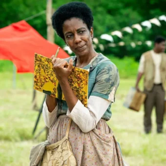 Filme sobre Quarto de Despejo revela primeiras imagens de Maria Gal caracterizada como Carolina Maria de Jesus