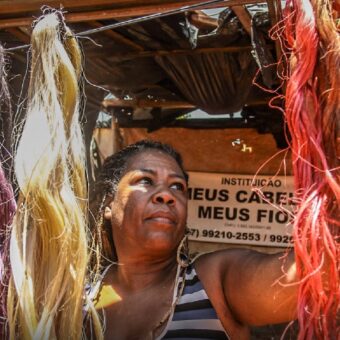 De fibra de bananeira a inovação em beleza: a história de Marilza, a empreendedora que criou cabelo vegetal no quintal de casa