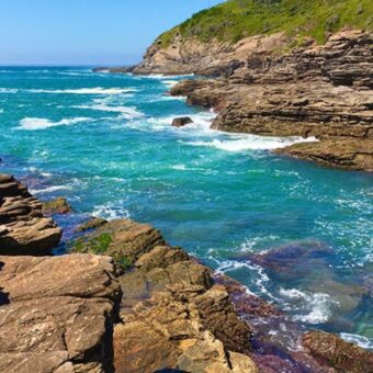 Búzios aprova taxa de turismo sustentável para equilibrar impacto ambiental e social da alta temporada