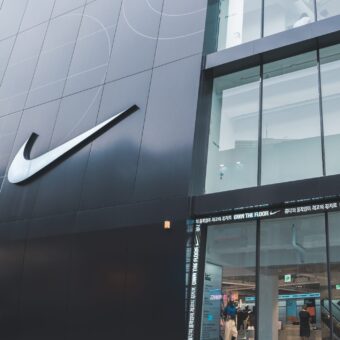Nike vira alvo de investigação federal nos EUA após denúncias sobre políticas de diversidade