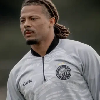 Hildeberto denuncia racismo após jogo da Série B e Vila Nova identifica torcedor