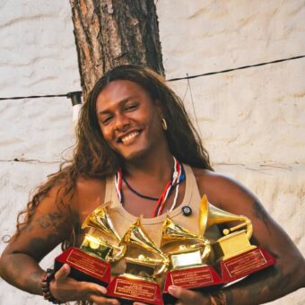 Liniker recebe gramofones de “CAJU” após consagração histórica