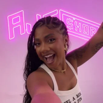 Ajuliacosta anuncia inauguração da primeira loja física da AJC SHOP