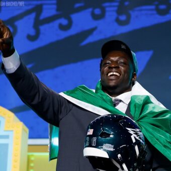 Philadelphia Eagles drafta atleta nigeriano que nunca jogou futebol americano e desafia lógica do esporte