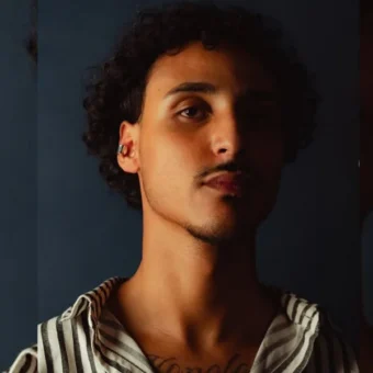 Jovem de 23 anos, produtor do DJ Caio Prince, morre após ser baleado a caminho do trabalho