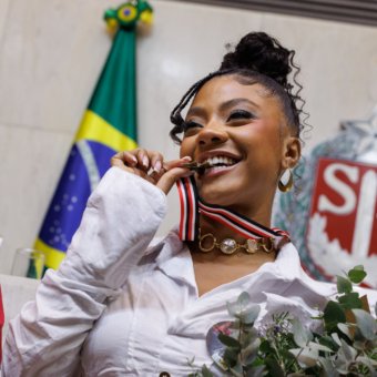 Ajulliacosta recebe Colar de Honra ao Mérito da Alesp por contribuição ao Hip-Hop