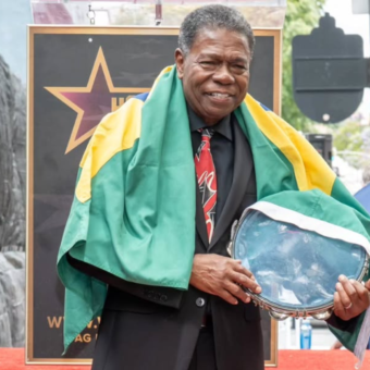 Paulinho da Costa se torna o primeiro brasileiro a ganhar uma estrela na Calçada da Fama