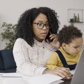 Celebradas em maio, penalizadas o resto do ano: a realidade das mães no mercado de trabalho