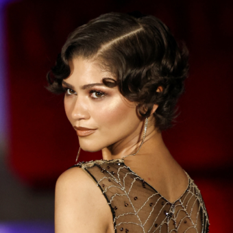 Zendaya aposta em vestido inspirado em teia de aranha e rouba a cena ao lado de Tom Holland em première de novo filme