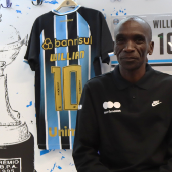 Eliud Kipchoge, maior maratonista da história, visita Arena do Grêmio, em Porto Alegre