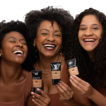 Mais tons, mais pertencimento: Negra Rosa lança 16 tonalidades de base durante o Mês da Mulher Negra