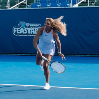 Serena Williams sofre lesão no joelho durante retorno a Wimbledon